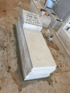 מצבות לבנות